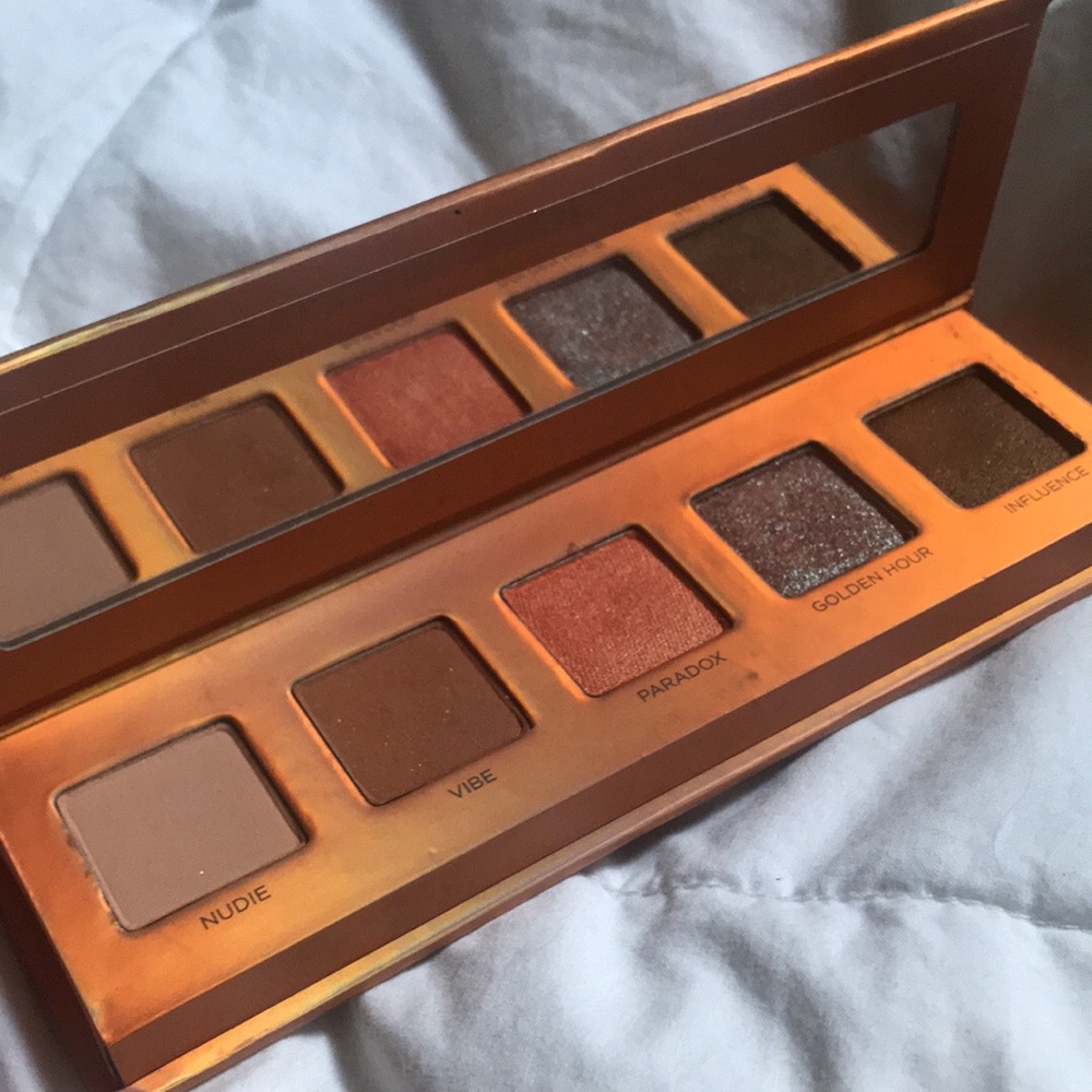 Urban Decay Light Beam Eyeshadow Palette💫